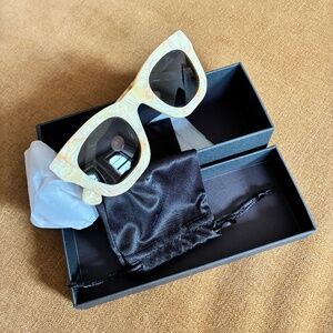 Strata Roadcase Carrara sunglasses